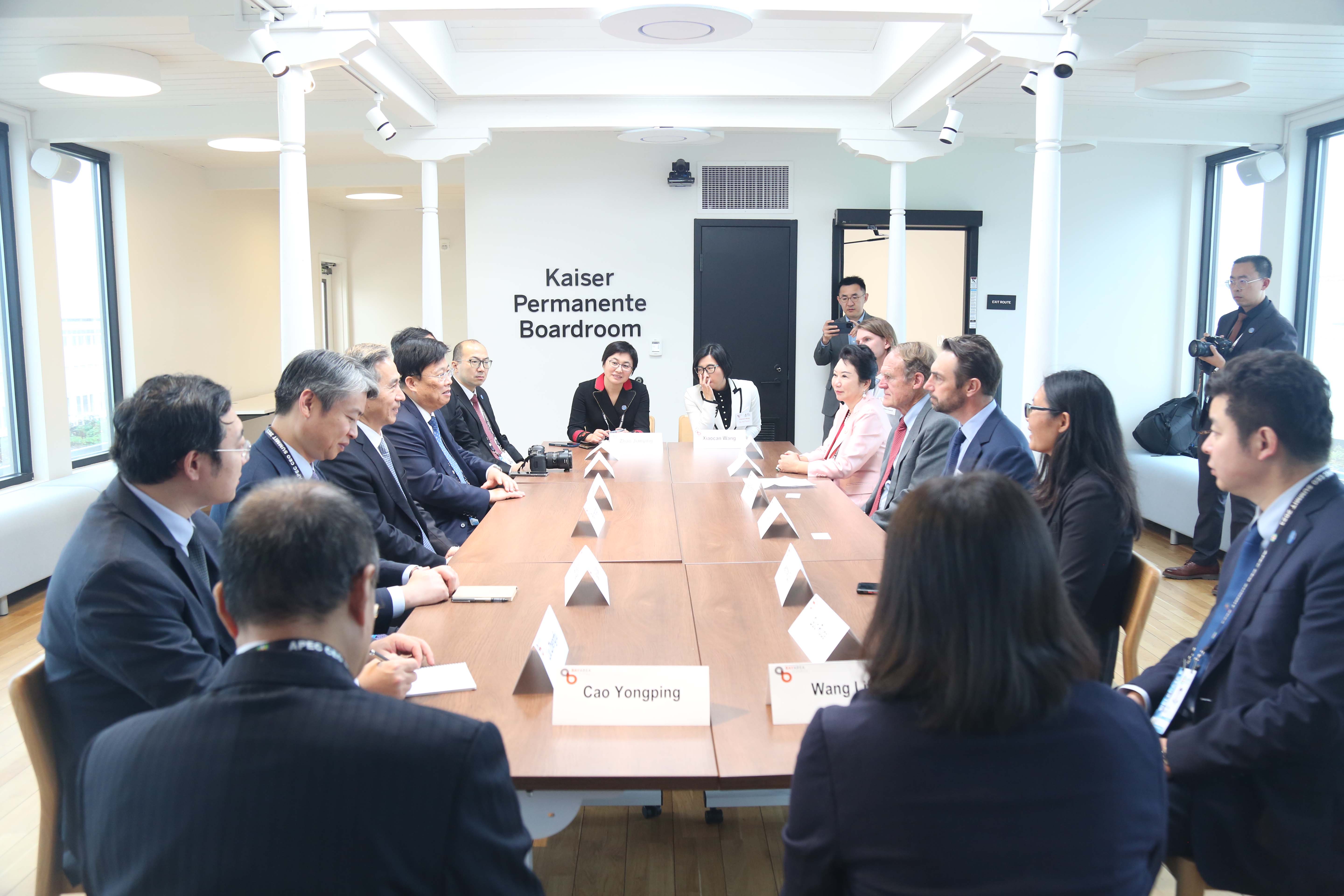 平博pinnacle集团董事局李俐与中国贸促会会长任鸿斌互换